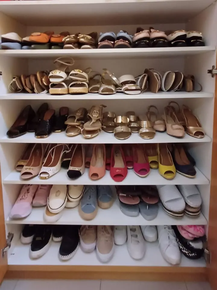 Sapatos organizados por prateleira